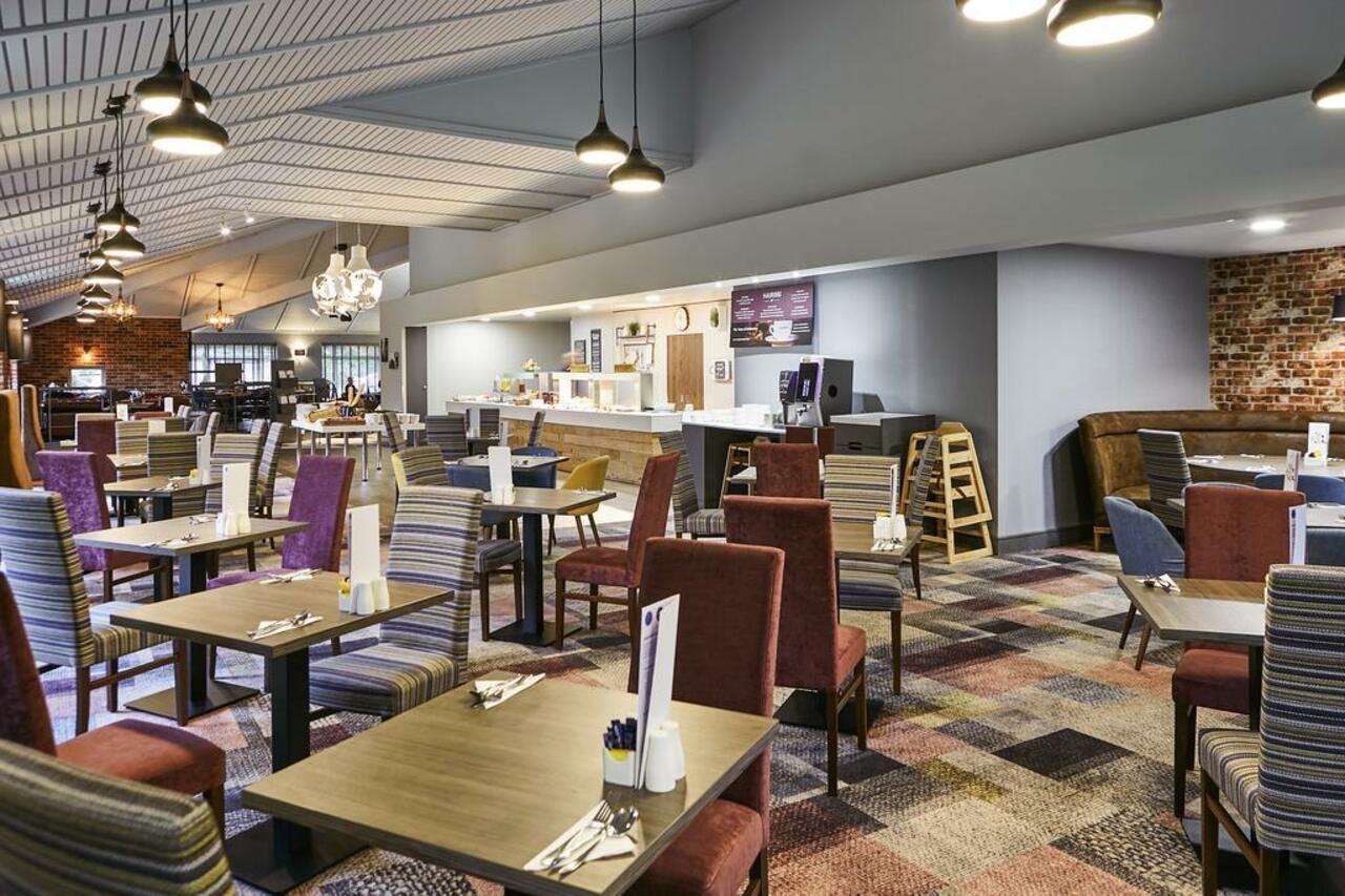 Novotel Manchester West Уорсли Экстерьер фото
