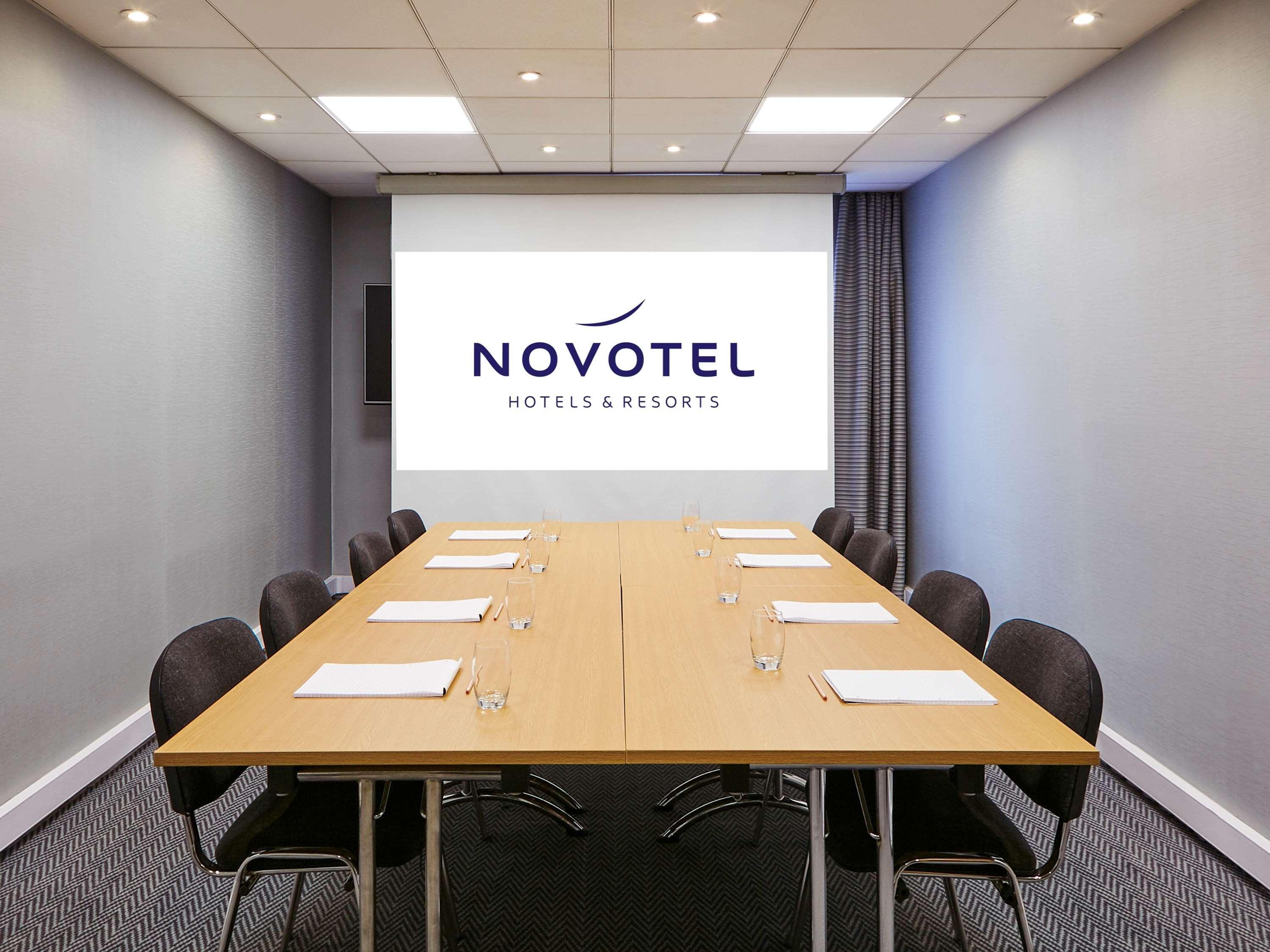 Novotel Manchester West Уорсли Экстерьер фото
