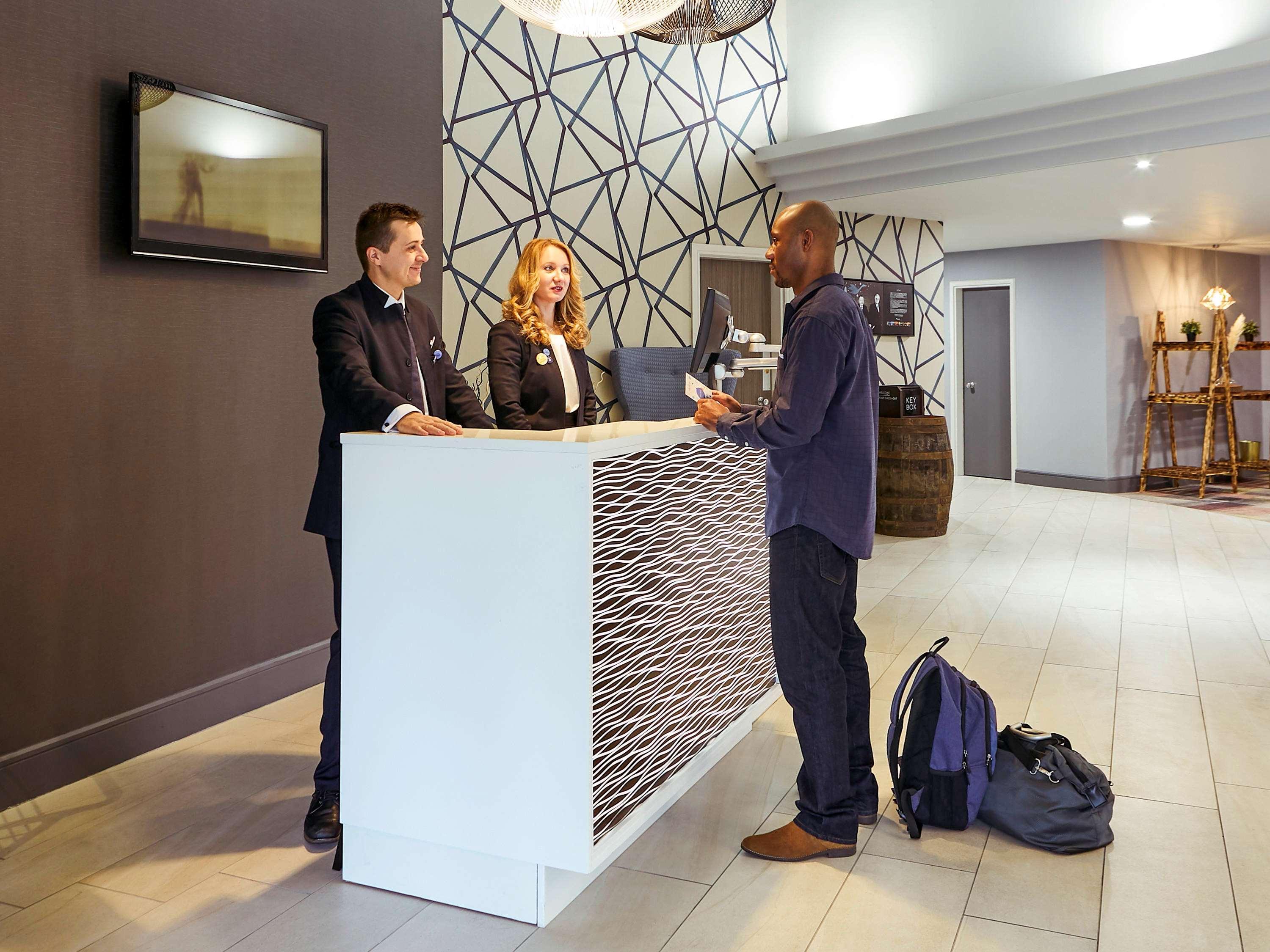 Novotel Manchester West Уорсли Экстерьер фото