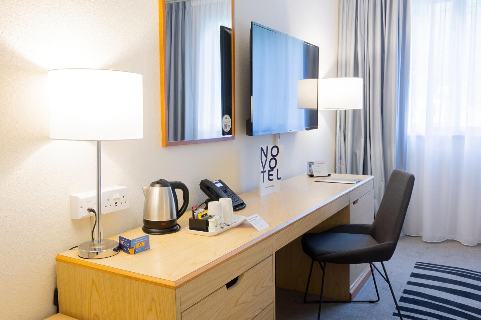 Novotel Manchester West Уорсли Экстерьер фото