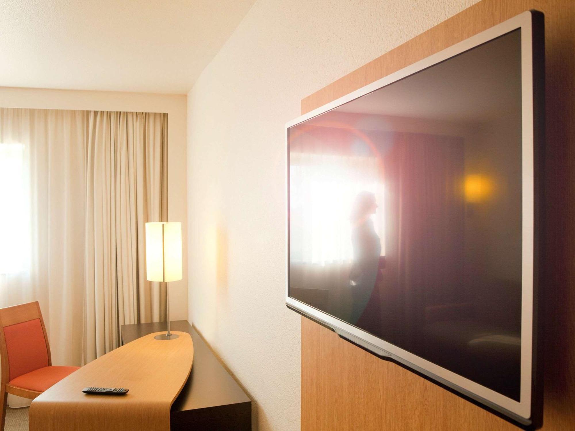 Novotel Manchester West Уорсли Экстерьер фото